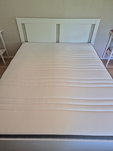 Ikean Songesand sänky + 4 säilytyslaatikkoa + joustinpatja 200 x 160 cm