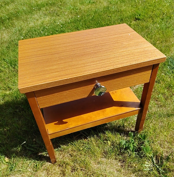 Retro vanha yöpöytä