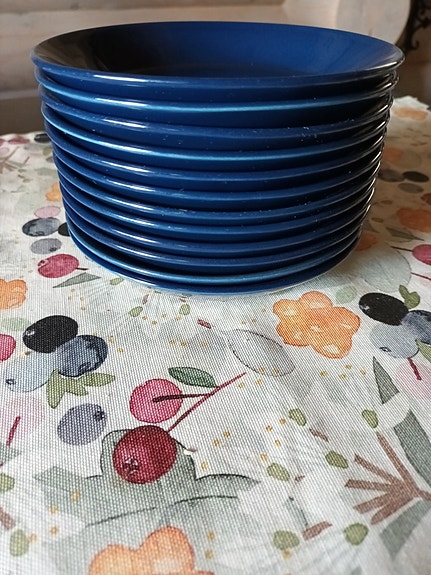 Teema sinisiä aluslautasia