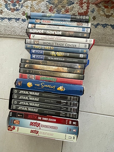 DVD-paketti ja pari PS4-peliä, Star Wars, Metal Gear Solid, The Simpsons ym.