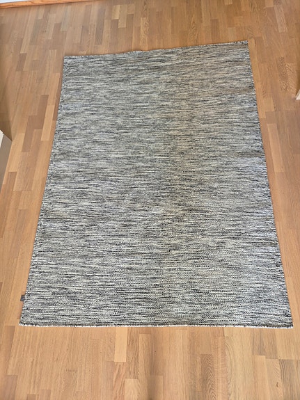 Käsinkudottu Linie Design matto, mustavalkoinen