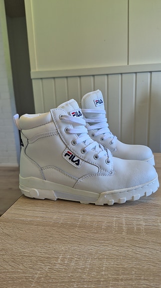 Fila valkoiset nilkkurit