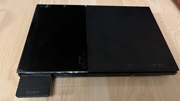 PS2 Slim, 9 alkuperäisiä DualShock 2 -ohjaimia ja muistikortteja
