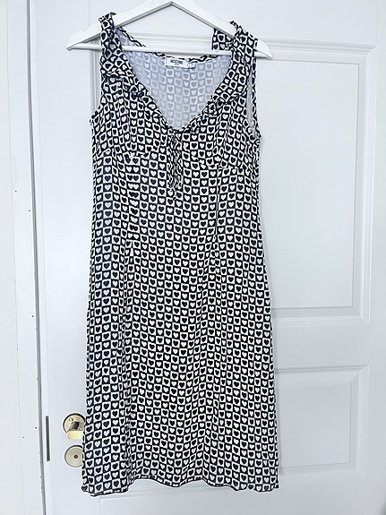 Moschino mekko, vastaa kokoa 38, kuin uusi