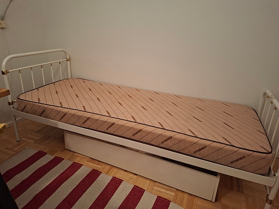 metallirunkoinen sänky