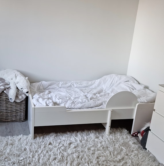 Lasten jatkettava sänky patjalla ja petarilla
