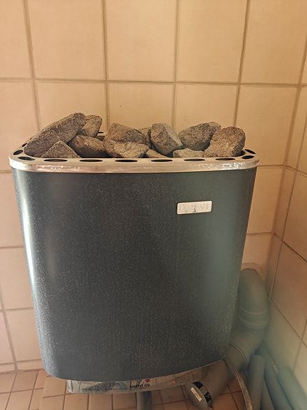 Narvi sähkökiuas kivillä