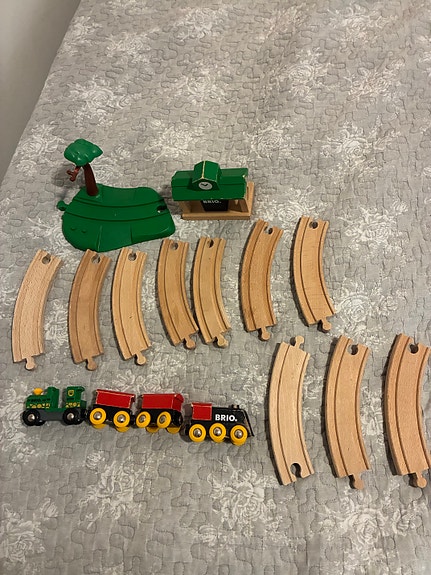 BRIO junat ja radanpalat sekä lisäosia saari ja juna-asema junarata BRIO juna