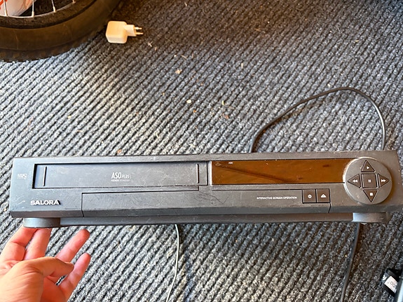 Sony VHS-videonauhuri ja iso kasa VHS-kasetteja