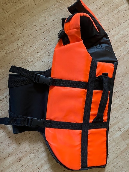 Pelastusliivi koiralle, oranssi ja hyvässä kunnossa