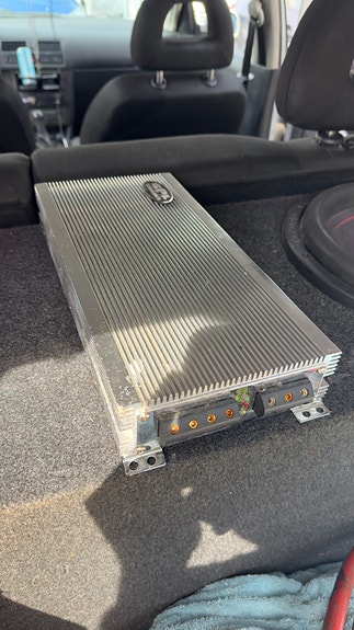 SPL Dynamics vahvistin ja Pioneer DEH-8400BT soitin