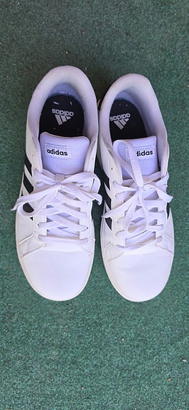 Myydään vähän käytetyt Adidas-kengät / Lightly Used Adidas Shoes