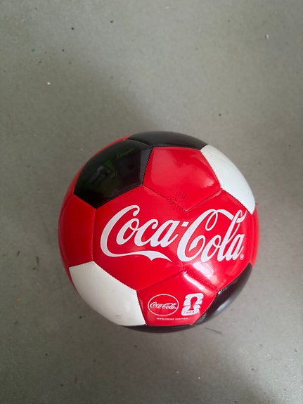 Coca-Cola jalkapallo punainen musta valkoinen
