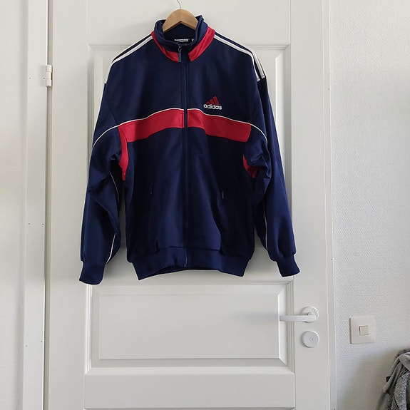 Adidas verkkatakki XS sininen punaisilla raidoilla