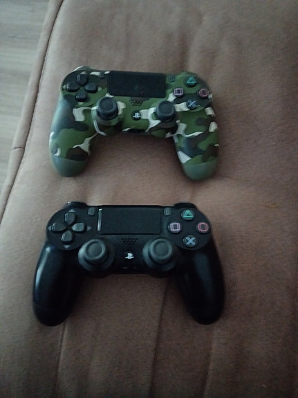 Sony PlayStation 4 DualShock 4 ohjaimet musta ja camo