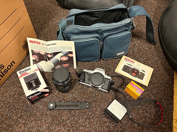 Pentax Super Program -kamera, linssi, salama, filmiä, laukku