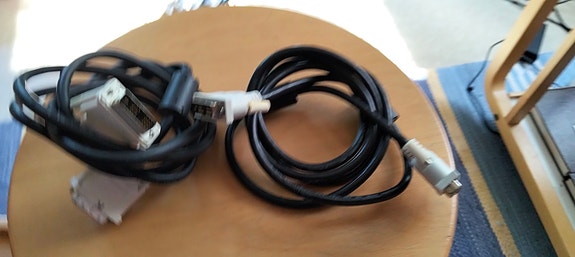 DVI / VGA -kaapelit