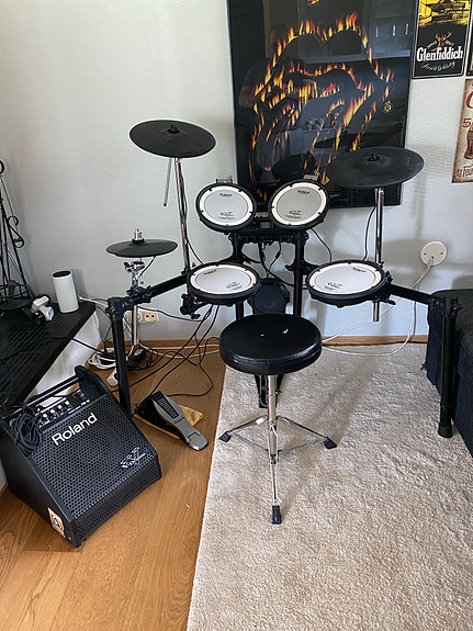 Roland TD-4 sähkörummut setti vahvistimella
