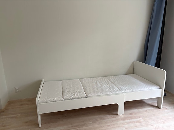 IKEA valkoinen sänky ja patja