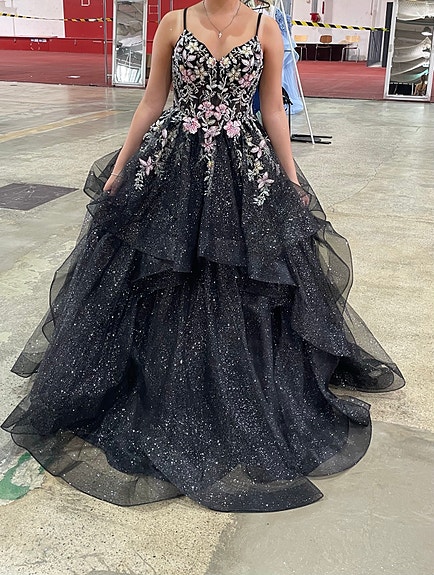 Vanhojentanssimekko S musta, Prom Queen