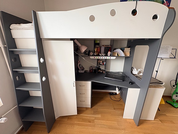 IKEA parvisänky työpöydällä ja säilytystilalla