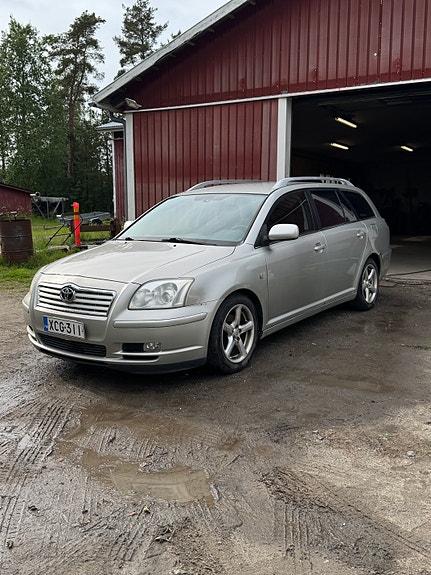 Toyota Avensis 1.8 VVT-i 2004 myydään osina.