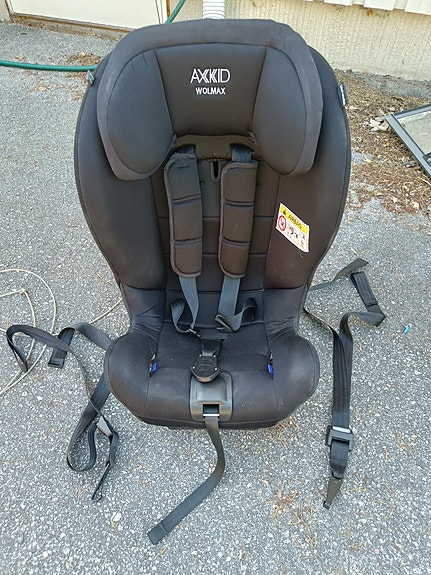 Axkid Wolmax turvaistuin 9–25 kg musta VARATTU