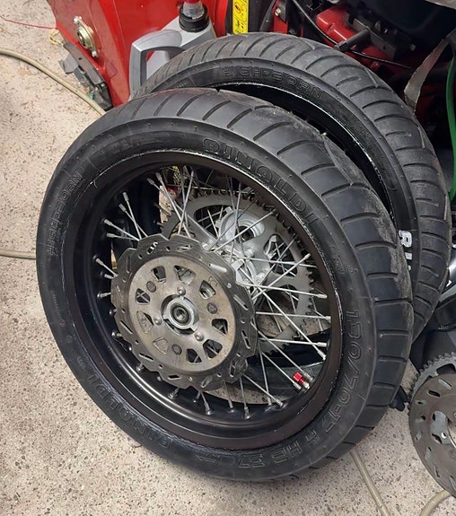 Pinnasmotot VAIHTAKAA USD KEULAAN TAI KROMI SMOTOIHIN JOTKA MENEE DERBII