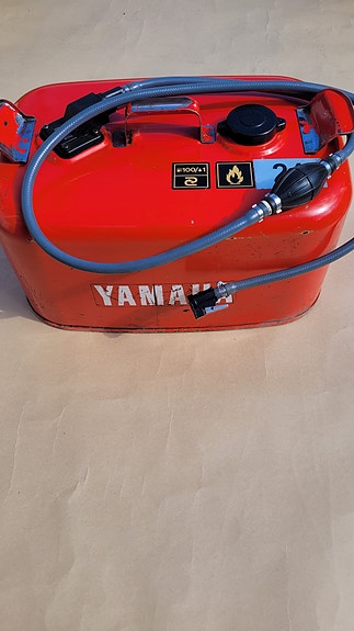 Yamaha polttoainesäiliö veneeseen letkulla