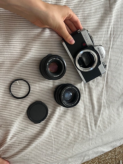 Minolta XG2 filmikamera + 50mm ja 35mm objektiivit