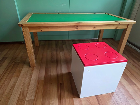 lego pöytä ja istunkuutio