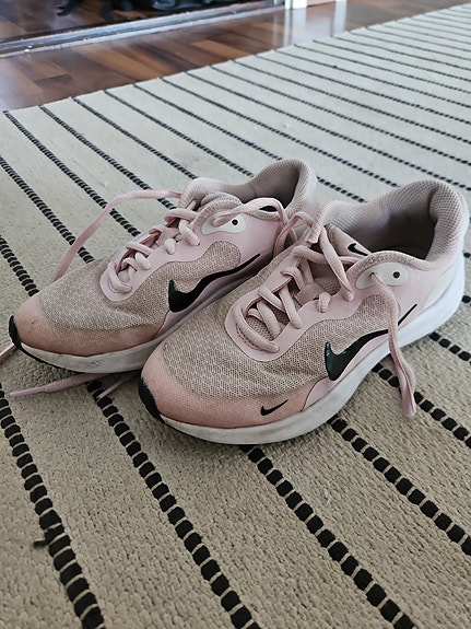 Niken pinkit lenkkarit koko 33