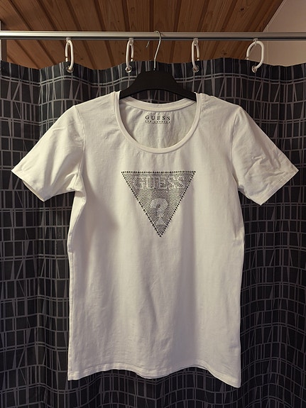 Guess t-paita