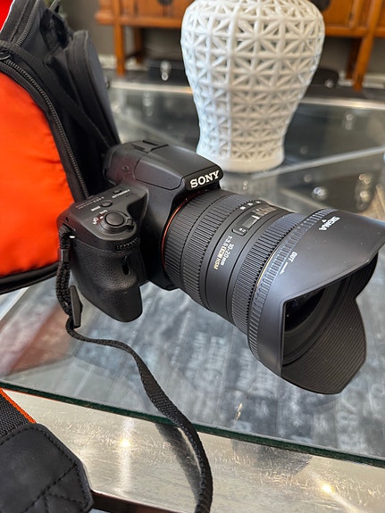 Sony Alpha A37 + Sigma 10–20mm + Sony 30mm + laukku + tarvikkeet