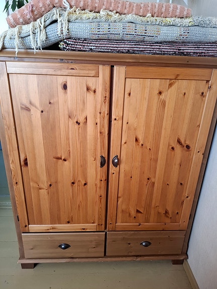 Ikea puinen tv-kaappi