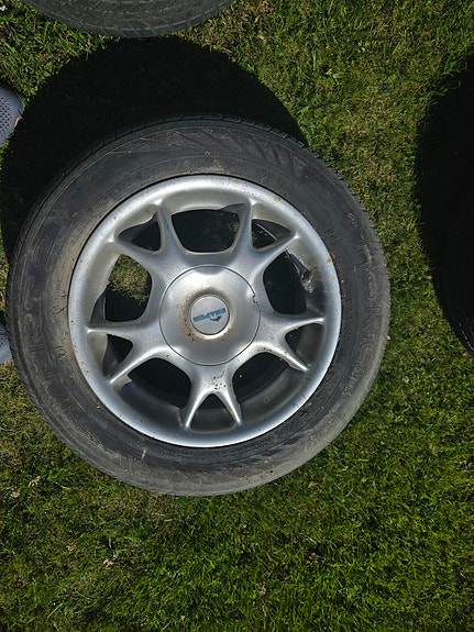 195/65 R15 kesärenkaat aluvanteilla