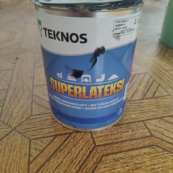 Teknos musta superlateksi
