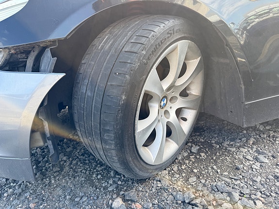 E60 vanteet renkaat , hieman 2/5 mutta , vanteet 3/5