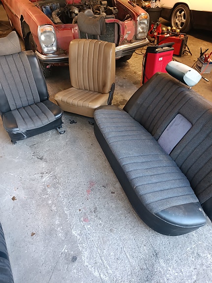MB W115 musta sisusta