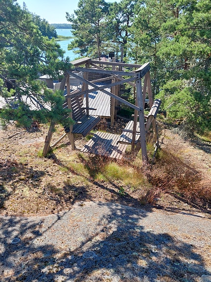 Puinen pihakeinu kahdella istuimella