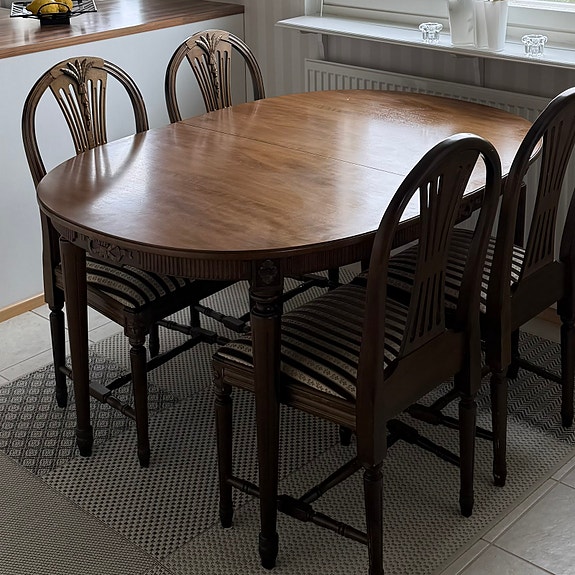 Kustavilainen ruokapöytä ja tuolit (6 kpl)