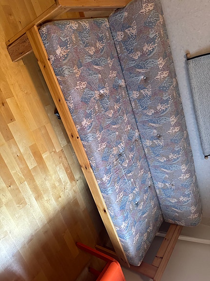 vanha vuodesohva säilytyslaatikolla