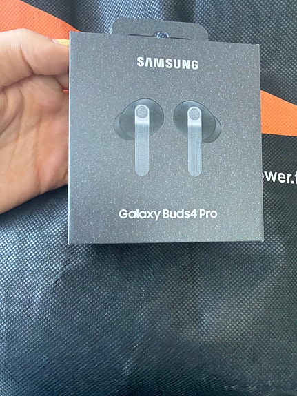 Samsung Galaxy Buds4 Pro nappikuulokkeet