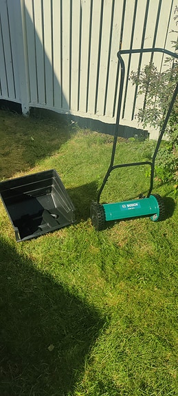 Työnnettävä ruohonleikkuri Bosch AHM 38 G kerääjällä.