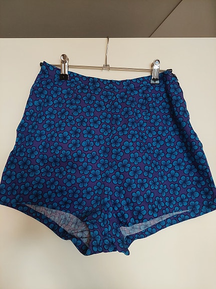 Korkeavyötäröiset shortsit