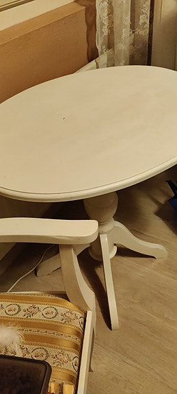 Vanha pöytä ja 2 tuolia pöytä soikea n.70 cmx55 cm, tuolin leveys n.56 cm