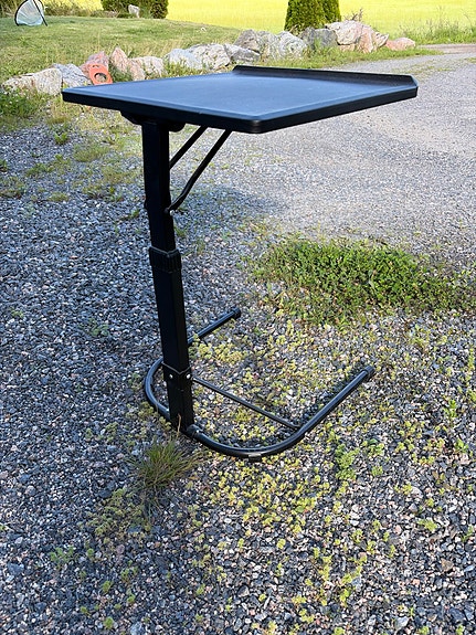 Säädettävä tietokonepöytä / taso