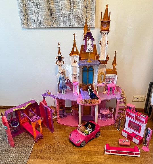 Disney Barbie linna ja muita Barbie tarvikkeita