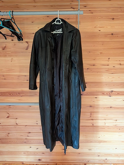 Pitkä musta miesten nahkatakki (Bat Attack / Y2K Vintage), koko M