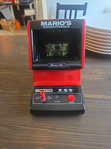 Einomaisessa kunnossa oleva Nintendo Mario’s Cement Factory pöytäkonsoli